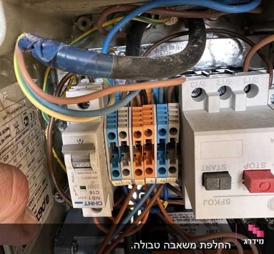לוח חשמל עם חוטים צבעוניים ומתגים